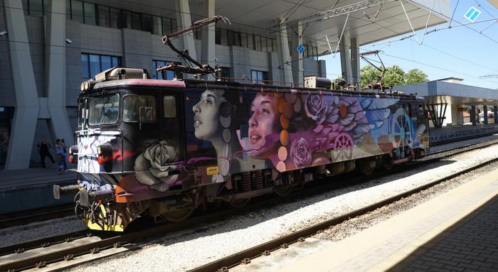"Нашарен" локомотив тръгва из страната